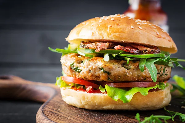 Nagy Szendvics Hamburger Pulykahússal Paradicsommal Szalonnával Salátával — Stock Fotó