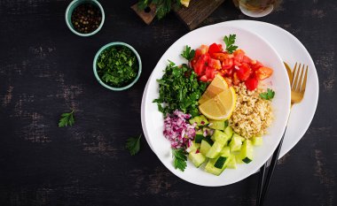 Tabbouleh salatası. Geleneksel Ortadoğu ya da Arap yemeği. Maydanoz, nane, bulgur ve domatesli Levantine vejetaryen salatası. Üst görünüm