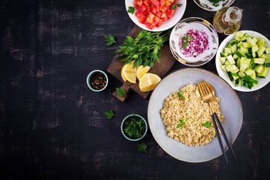 Tabbouleh salatası. Geleneksel Ortadoğu ya da Arap yemeği. Maydanoz, nane, bulgur ve domatesli Levantine vejetaryen salatası. Malzemeler. Üst görünüm