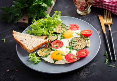 İngiliz kahvaltısı. Yağda yumurta, domates ve patlıcan. Amerikan yemekleri..