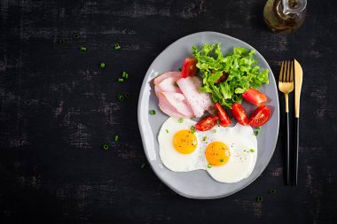 Ketogenik / paleo diyeti. Yağda yumurta, jambon ve taze salata. Keto kahvaltısı. Brunch olsun. Üst görünüm, genel görünüm