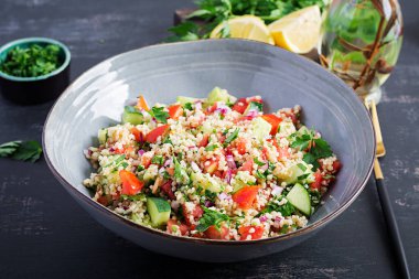Tabbouleh salatası. Geleneksel Ortadoğu ya da Arap yemeği. Maydanoz, nane, bulgur ve domatesli Levantine vejetaryen salatası..