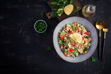 Tabbouleh salatası. Geleneksel Ortadoğu ya da Arap yemeği. Maydanoz, nane, bulgur ve domatesli Levantine vejetaryen salatası. Üst görünüm
