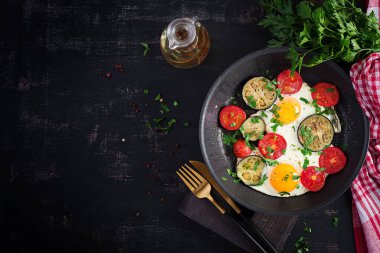 İngiliz kahvaltısı. Yağda yumurta, domates ve patlıcan. Amerikan yemeği. Üst görünüm, genel görünüm, kopyalama alanı