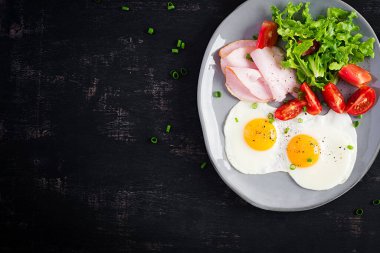 Ketogenik / paleo diyeti. Yağda yumurta, jambon ve taze salata. Keto kahvaltısı. Brunch olsun. Üst görünüm, genel görünüm