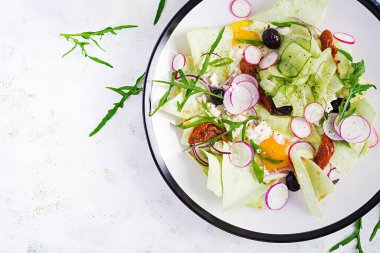 Chilaquiles (Meksika mutfağında) bir tabak omlet ve peynirli kızarmış tortilla şeridi. Meksika yemeği. Meksika kahvaltısı. Üst görünüm, düz görünüm, kopyalama alanı