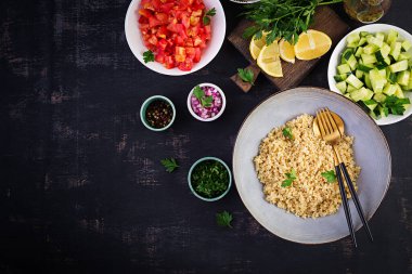 Tabbouleh salatası. Geleneksel Ortadoğu ya da Arap yemeği. Maydanoz, nane, bulgur ve domatesli Levantine vejetaryen salatası. Malzemeler. Üst görünüm