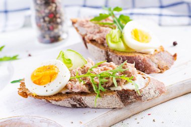 Ton balıklı tost. Konserve ton balığı, yumurta ve salatalıklı İtalyan bruschetta sandviçi..