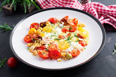 İngiliz kahvaltısı. Yağda yumurta, jambon, domates ve roka. Amerikan yemekleri..