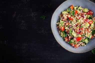 Tabbouleh salatası. Geleneksel Ortadoğu ya da Arap yemeği. Maydanoz, nane, bulgur ve domatesli Levantine vejetaryen salatası. Üst görünüm