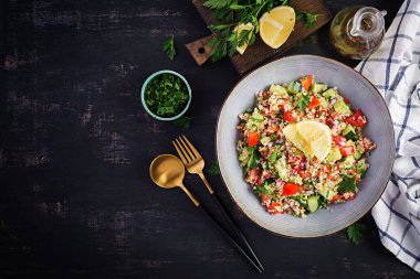 Tabbouleh salatası. Geleneksel Ortadoğu ya da Arap yemeği. Maydanoz, nane, bulgur ve domatesli Levantine vejetaryen salatası. Üst görünüm