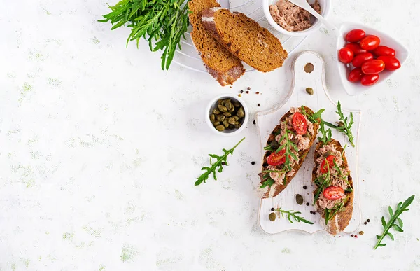 Toast Met Tonijn Italiaanse Bruschetta Sandwiches Met Tonijnconserven Tomaten Kappertjes — Stockfoto