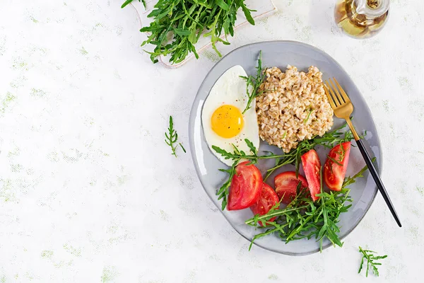 揚げ卵と朝食オートミールのお粥 トマト アルグラ 健康食品 トップビュー オーバーヘッド コピースペース — ストック写真