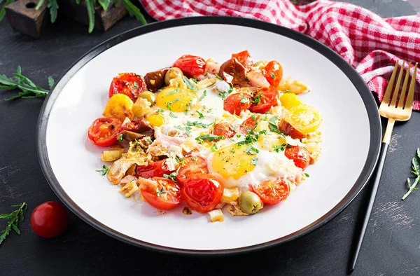 Englisches Frühstück Spiegeleier Schinken Tomaten Und Rucola Amerikanische Lebensmittel — Stockfoto