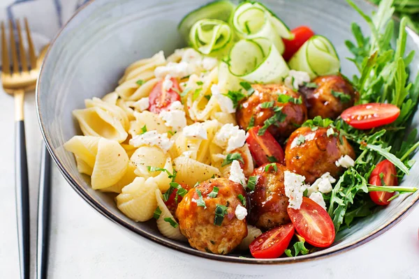 Pâtes Italiennes Conchiglie Avec Boulettes Viande Fromage Feta Salade Sur — Photo