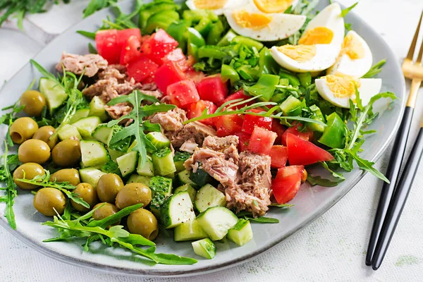 Comida Saudável Salada Atum Com Ovos Pepino Tomate Azeitonas Rúcula — Fotografia de Stock