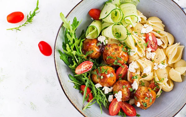 Massa Italiana Conchiglie Com Almôndegas Queijo Feta Salada Fundo Claro — Fotografia de Stock