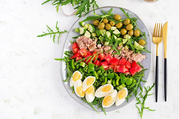 Comida Saudável Salada Atum Com Ovos Pepino Tomate Azeitonas Rúcula — Fotografia de Stock