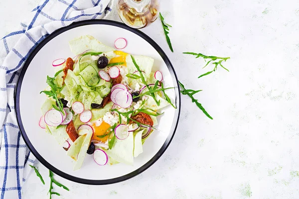 Chilaquiles Mexickém Vaření Miska Smažených Tortilla Pásky Vejci Sýrem Mexické — Stock fotografie