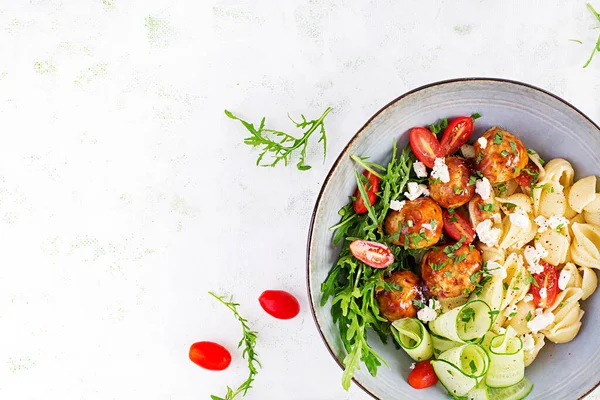 Italiaanse Pasta Conchiglie Met Gehaktballen Feta Kaas Salade Lichte Ondergrond — Stockfoto