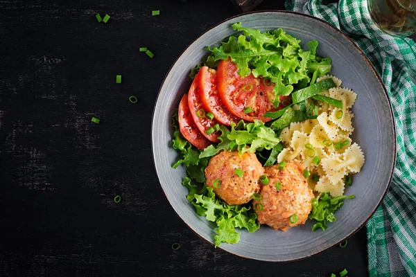 意大利面食 法尔法利与肉丸子和沙拉在黑暗的背景 慢餐概念 — 图库照片