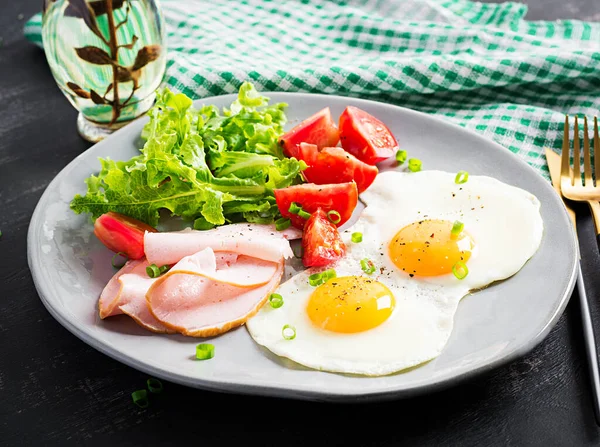 Ketogene Paläo Diät Gebratene Eier Schinken Und Frischer Salat Keto — Stockfoto