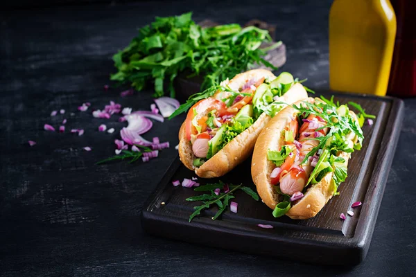 Hot Dog Kolbásszal Uborkával Paradicsommal Hagymával Sötét Alapon — Stock Fotó