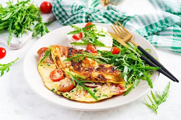 Omeleta Rajčaty Sýrem Zelenými Bylinkami Talíři Frittata Italská Omeleta — Stock fotografie