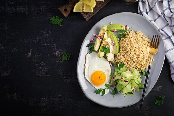 Dietní Menu Zdravý Životní Styl Bulgur Kaše Smažené Vejce Čerstvá — Stock fotografie