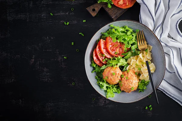 意大利面食 法尔法利与肉丸子和沙拉在黑暗的背景 慢餐概念 — 图库照片
