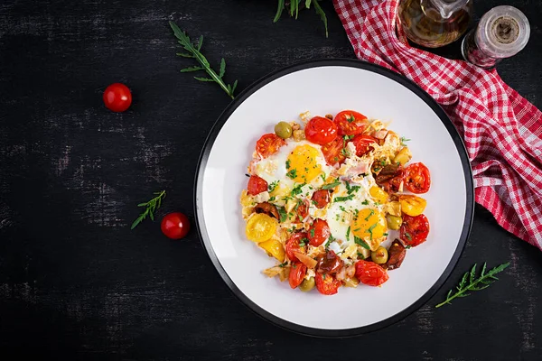 Engelsk Frukost Stekta Ägg Skinka Tomater Och Ruccola Amerikansk Mat — Stockfoto