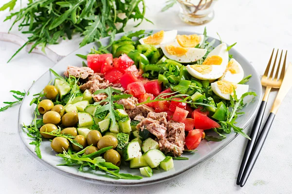 Zdrowe Jedzenie Sałatka Tuńczyka Jajkami Ogórkiem Pomidorami Oliwkami Rukolą Kuchnia — Zdjęcie stockowe