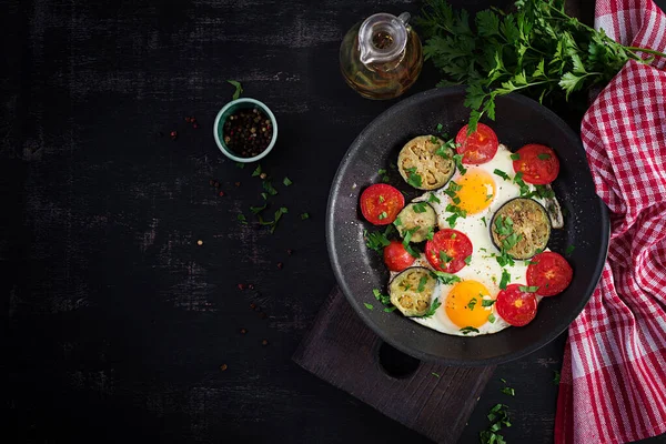 Angielskie Śniadanie Smażone Jajka Pomidory Bakłażan Amerykańskie Jedzenie Widok Góry — Zdjęcie stockowe