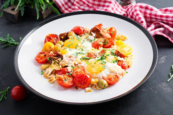 İngiliz kahvaltısı. Yağda yumurta, jambon, domates ve roka. Amerikan yemekleri..