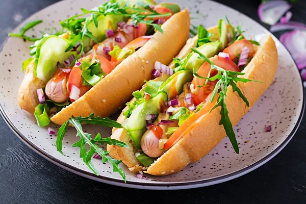 Hot Dog Met Worst Komkommer Tomaat Rode Donkere Achtergrond — Stockfoto