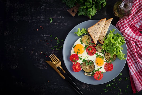 Englisches Frühstück Spiegeleier Tomaten Und Auberginen Amerikanisches Essen Draufsicht Overhead — Stockfoto