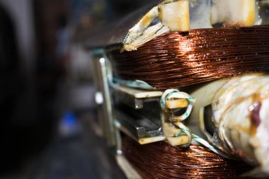 Sistema de poleas con correas acopladas a un motor elctrico