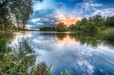 Güzel nehir manzarası ile dokulu bir gökyüzü
