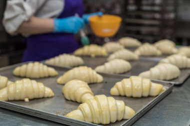 Baker kruvasan bir şekerci dükkanında yapar.