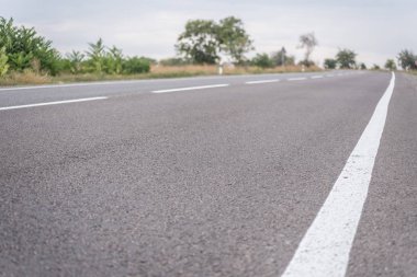 Asfalt yol ile yol işaretleri