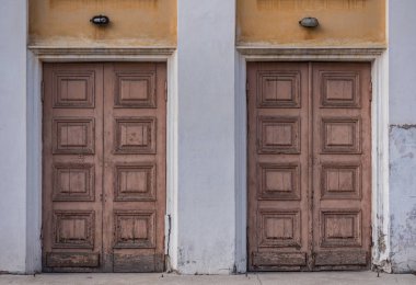 Kapı kolları olmadan terk edilmiş