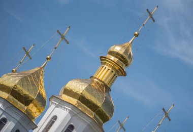 Kilisenin altın kubbeleri