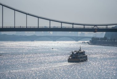 Arka plan o köprüde altında Nehri üzerinde gemi yelken