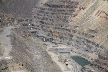 Büyük bir taş ocağı demir cevheri madenciliği