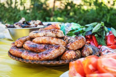 Açık havada ızgara sosis,