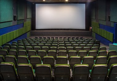 Eski oturma sıraları ile sinema salonunda