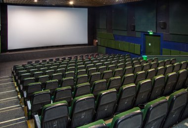 Eski oturma sıraları ile sinema salonunda