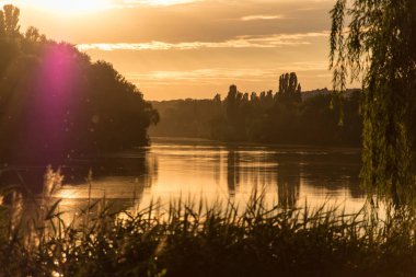 Nehirde gün batımı