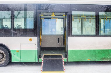 Toplu taşıma araçları içinde rampa