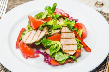 Soslu bir tabakta et sous vide